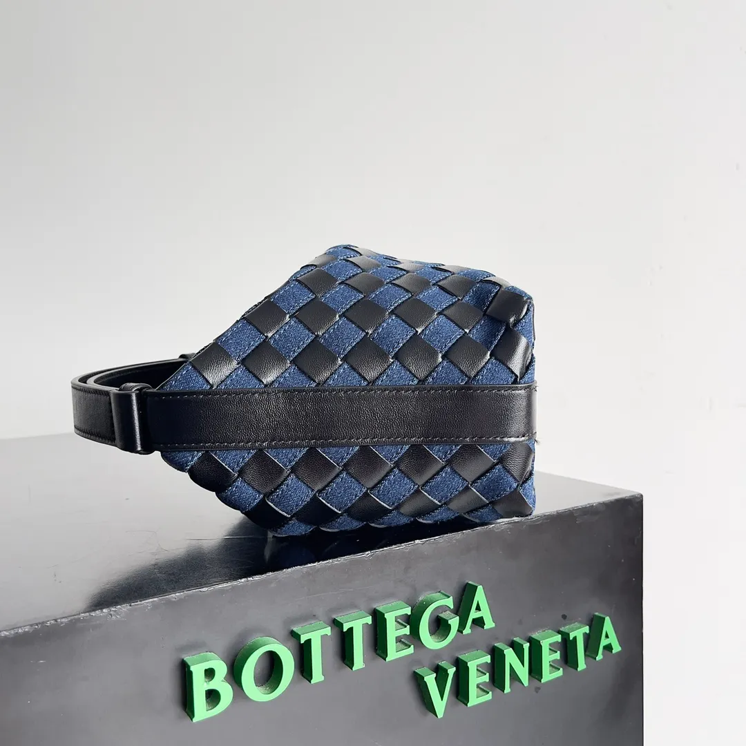 Batch 1560 Different colors collide with different sparks, different materials collide with layers and designs, BOTTEGA VENETA wallace is on the list of retro denim series, the stiffness of denim is matched with soft leather, fashion has no standards, innovation is progress, retro denim, a combination of classics and personality, casual, lazy and unique, the large capacity is too friendly for summer, freeing hands in sultry weather is people's biggest need Style number: 796393 Size: 22*13*9cm
